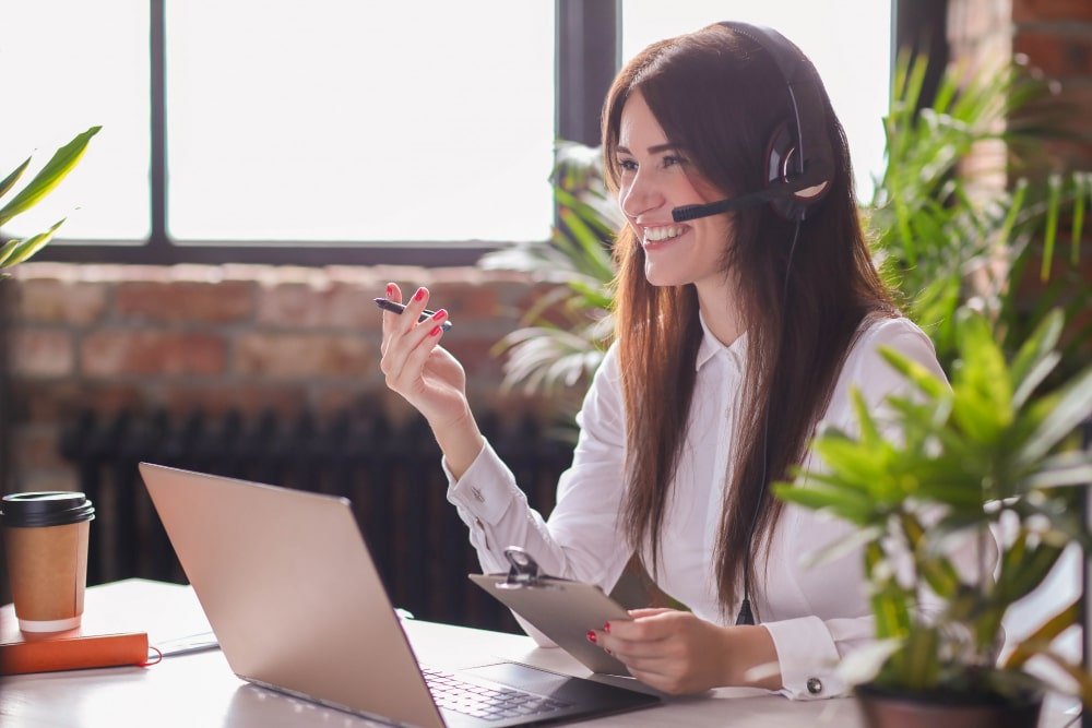 portrait-woman-customer-service-worker-min